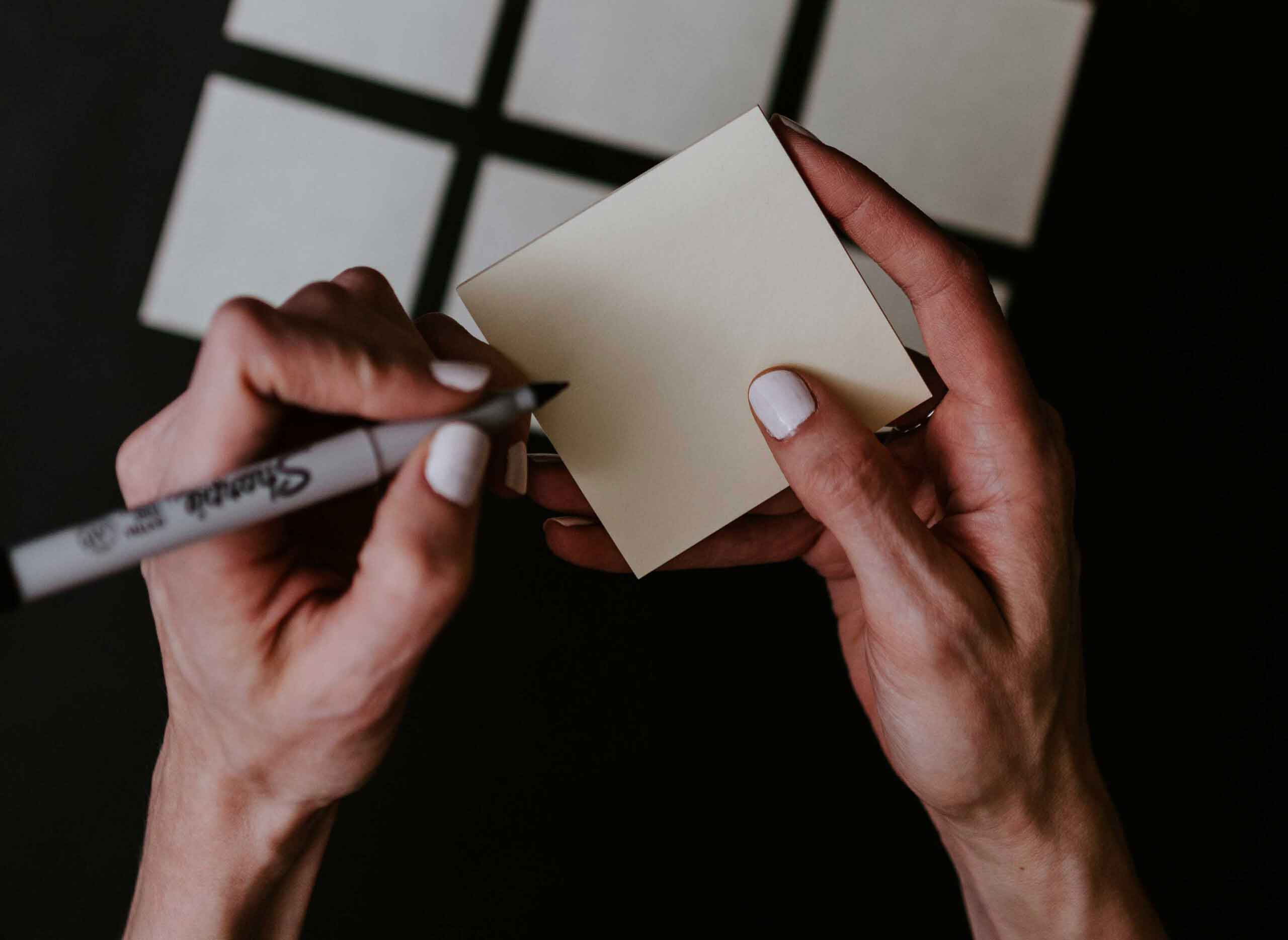 Hände, die Erkenntnisse in einer systemischen Therapie Sitzung zur Behandlung von Depression auf Post-Its notieren