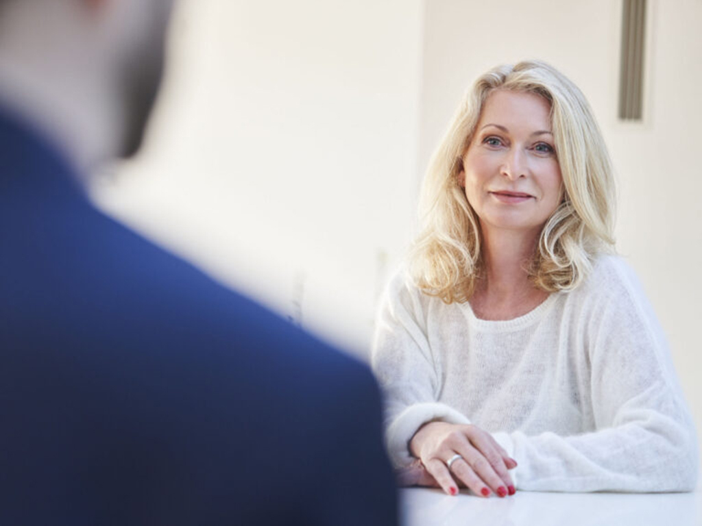 Haeser03371-e1688589924789 Heilpraktikerin: Psychotherapie und Systemisches Coaching in München im Gespräch mit Patienten